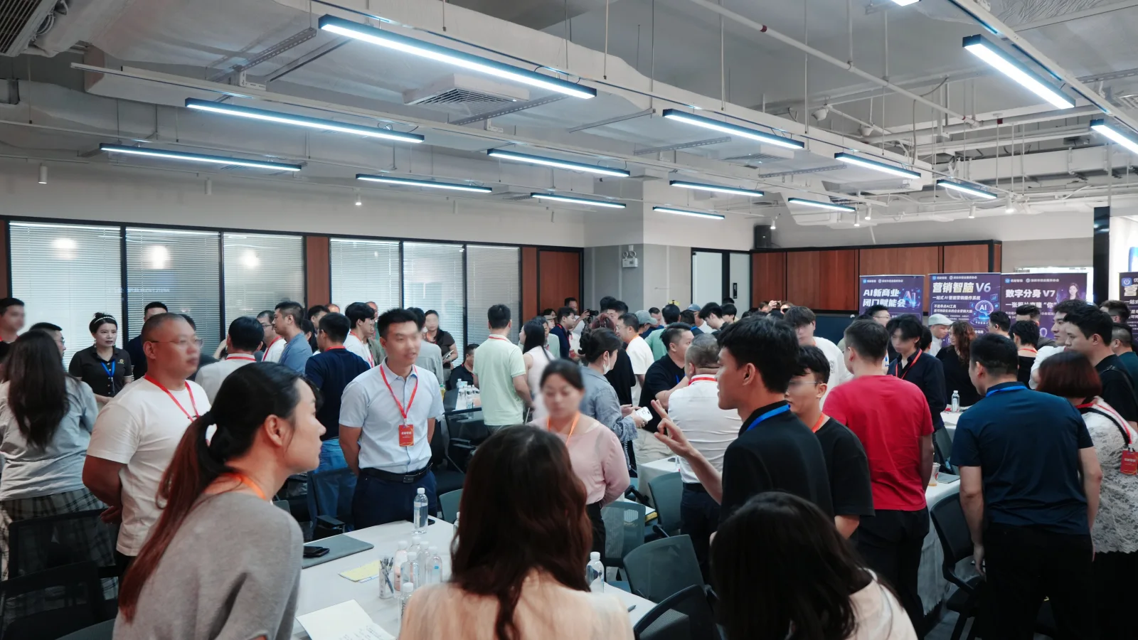 第62期全国AI应用生态闭门会参会者现场交流