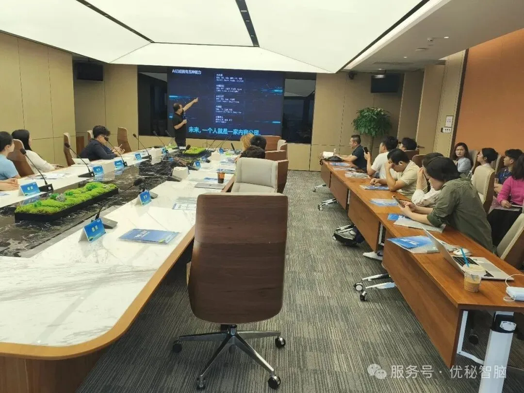 企业代表在活动现场了解AI智能体和应用能力